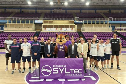 La plantilla del UEMC CBC Valladolid posa con uno de los patrocinadores que se incorporan al club, Syltec.