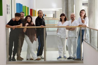 Los jóvenes Daniel y Carla, con su padre José Antonio, Miguel Ángel, la logopeda Eva Bragado y los otorrinos David Herrero y Elisa Gil-Carcedo, en el Río Hortega.  PHOTOGENIC