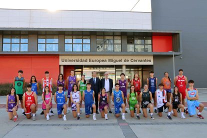 Representantes de los clubes de baloncesto junior de Castilla y León posan en la UEMC junto a Jesús Zarzuela y Oscar Castañeda.