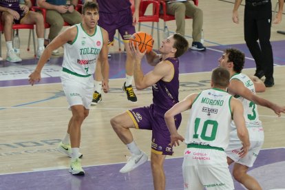 'Ice' Haney penetra ante la defensa del CB Toledo.