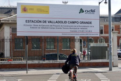 Cartel que anuncia las obras de la nueva estación de tren de Valladolid.