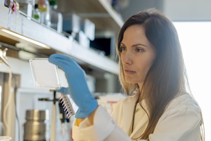 Cristina Llorente, en su laboratorio en la Universidad de California.
