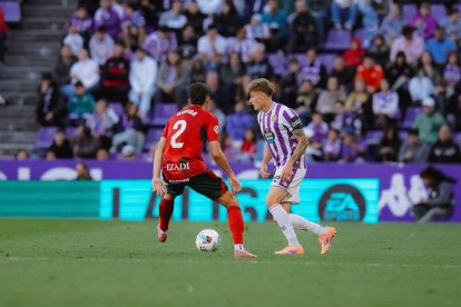 El iscariense Garri controla el balón ante el mirandesista Novoa.
