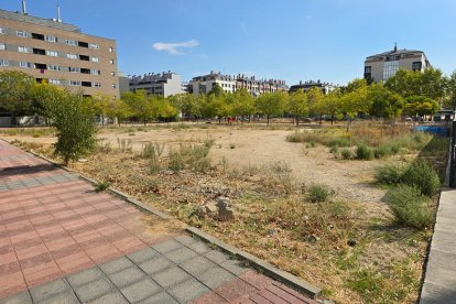 Parcela que la Diputación va a sacar a la venta para que se construya un bloque de pisos.