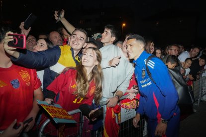 Pedro Porro en la llegada de la Selección al hotel AC Santa Ana.