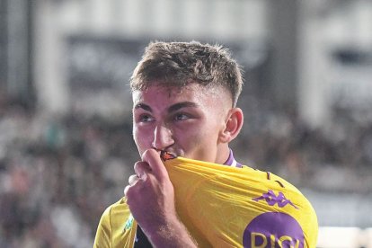 Chuki besa el escudo del Real Valladolid tras marcar el gol de la victoria en Burgos.