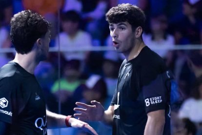 Arturo Coello conversa con su compañero Agustín Tapia.