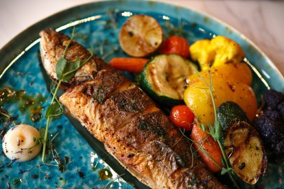 TRUCHA AL HORNO CON VERDURAS ASADAS