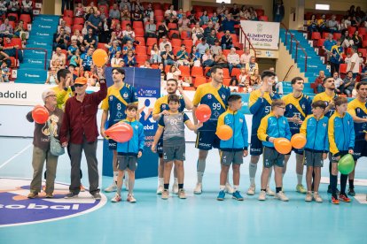 El Recoletas Atlético Valladolid junto a integrantes de El Puente Salud Mental Valladolid.