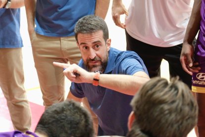 David Barrio, en un tiempo muerto ante LogroBasket.