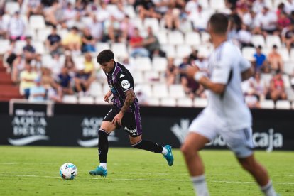 Trilli conduce el balón ante el Albacete.