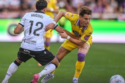 Sergi Canós en una acción ante el Burgos antes de ser sustituido por un problema físico.