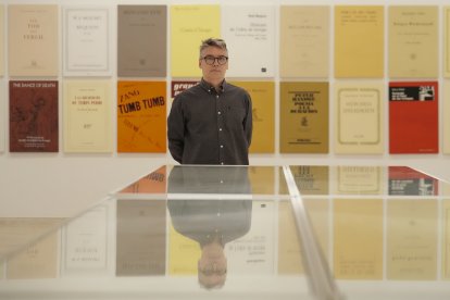 Álvaro de los Ángeles, comisario de la exposición de Xisco Mensua, junto a sus obras en el Herreriano