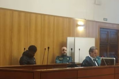El acusado durante el juicio celebrado en la Audiencia de Valladolid. 

    VALLADOLID, 17 (EUROPA PRESS) 

   El Tribunal Superior de Justicia de Castilla y León ha confirmado la condena de dos años y tres meses de cárcel al joven Juan José de los S.F. por las agresiones infligidas a otros dos jóvenes durante las fiestas de Cabezón de Pisuerga en abril de 2023, uno de los cuales sufrió doble fractura de mandíbula.

   El fallo de la Sala de lo Civil y Penal de TSJCyL, con sede en Burgos, desestima el recurso de apelación del condenado y ratifica en todos sus términos la sentencia de primera instancia dictada por la Audiencia de Valladolid, según la información del Gabinete de Prensa del Alto Tribunal Castellanoleonés recogida por Europa Press.

    Pese a que el ahora condenado se declaró inocente y alegó en su defensa que aquella noche no golpeó a los lesionados e incluso llegó a apuntar que se limitó a lanzar un puñetazo que impactó en una pared, el tribunal sentenciador considera que la prueba practicada en el juicio oral acredita la autoría de los dos acometimientos y le condena por un delito de lesiones menos graves por la doble fractura de mandíbula de una de las víctimas --no le aplica agravante de deformidad-- y de un delito leve de lesiones por las heridas causadas a otra de las víctimas.

   Así, la condena por la agresión que produjo la fractura de mandíbula se eleva a dos años y tres meses de cárcel y la segunda a una multa de 200 euros por las heridas causadas al amigo de éste. Además en concepto de responsabilidad civil, el condenado habrá de indemnizar al más perjudicado en la cantidad de 28.053 euros y con 250 al segundo agredido, junto con el pago de un tercio de las costas, según informaron a Europa Press fuentes jurídicas.

   Durante el juicio, el joven agresor, quien respondió únicamente a preguntas de su abogado, sostuvo que la madrugada del 30 de abril de 2023 se encont