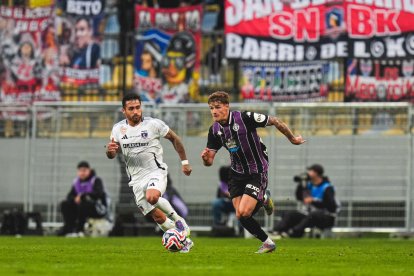 Iván Garriel, disputa un balón