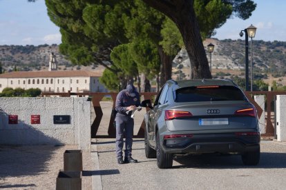 Control de seguridad en el acceso a Abadía Retuerta por la boda de la hija de Banderas.