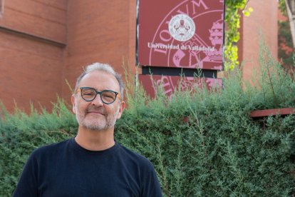 El director de la investigación, el arquitecto Javier Arias, frente a la Escuela de Arquitectura. IdeVa
