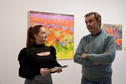 La diputada y el artista durante la inauguración