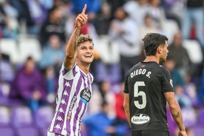 El Jorge Delgado celebra su primer gol con el Real Valladolid absoluto, anotado ante el Sporting.