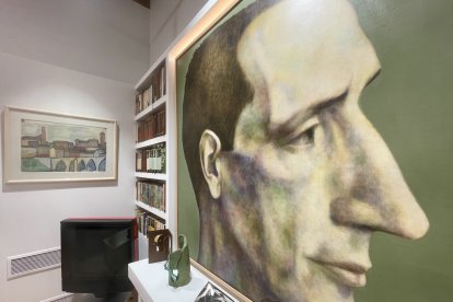 En el salón, al fondo, paisaje de Gaona y, en primer plano, retrato de Ulbricht