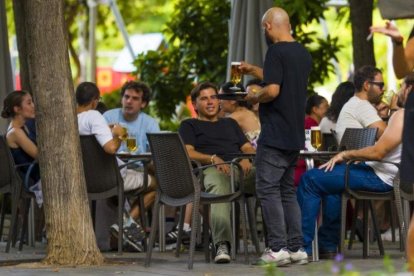 Camarero atendiendo una terraza.