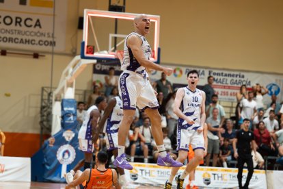 Pau Isern festeja eufórico el agónico y épico triunfo en Morón.