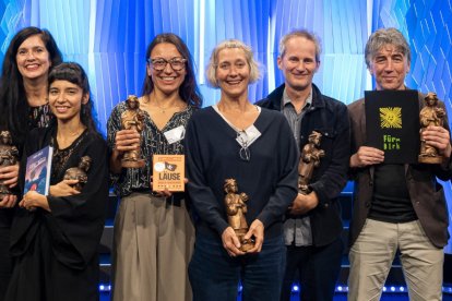 Foto de familiar de los premiados, con Páramo en el centro