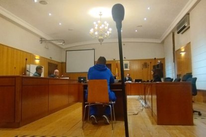 El acusado de dirigirse a una camarera en términos de "puta negra" asegura que solo la llamó "maleducada"

Fiscalía de Valladolid ha mantenido este martes su petición de un año y tres meses de cárcel para A.P, el varón al que acusa de haber proferido insultos racistas contra una camarera de una sidrería de la capital a la que, según considera probado, llamó "puta negra", entre otros improperios, por la tardanza en servirle la ración de zamburiñas que había pedido.

POLITICA CASTILLA Y LEÓN ESPAÑA EUROPA VALLADOLID JUSTICIA