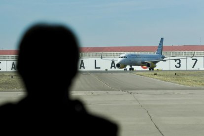 Primera salida del vuelo de Vueling a Barcelona desde al aeropuerto de Villanubla