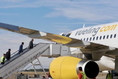 Primera salida del vuelo de Vueling a Barcelona desde al aeropuerto de Villanubla
