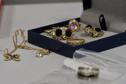 Algunas de las joyas que guarda la Policía en la ‘Oficina de objetos hallados’.