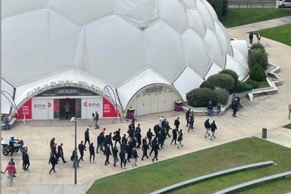 Seguidores radicales del Sporting, junto a la Cúpula del Milenio en la mañana del partido.