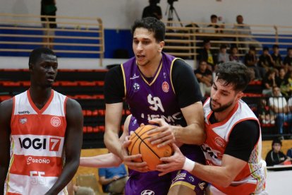 Fares Ochi pugna por el control de un balón con un jugador de Logroño.