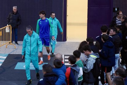 Guillermo Almada, técnico del Real Valladolid, sale a los Anexos en el entrenamiento del jueves.
