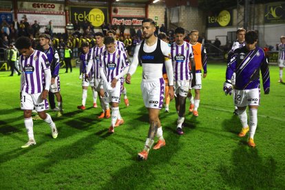 Los jugadores blanquivioleta abandonan cabizbajos La Florida, con Javi Sánchez sin camiseta.
