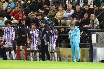 Almada se lleva la mano a la cabeza durante el partido de Copa del Rey.