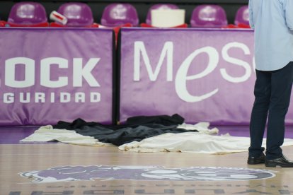 Telas para absorber el agua en el polideportivo Pisuerga tras la suspensión del partido por las goteras.