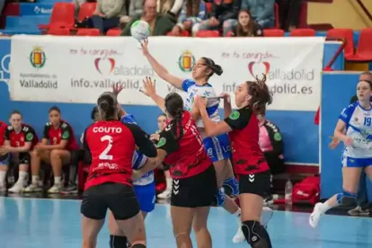 Una acción del partido entre Aula y Morvedre en Huerta del Rey.