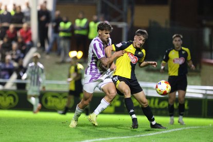Delgado lucha por el balón con un rival del Portugalete.