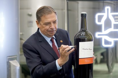 El ministro de Agricultura, Pesca y Alimentación, Luis Planas, inaugura las nuevas instalaciones de la Bodega Cuatro Rayas