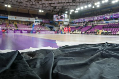 Imagen de una lona tapando el parquet del Pisuerga que llevó a la suspensión del partido del sábado.