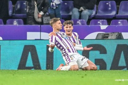 El atacante blanquivioleta Chuki, a la izquierda, celebra el gol de la victoria acompañado por el también canterano Delgado.