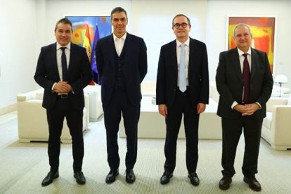 El presidente del Gobierno, Pedro Sánchez, se reúne con el nuevo consejero delegado del Grupo Renault, François Provost.