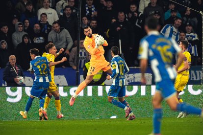 Guilherme ataja un balón en la reciente visita al Deportivo, el pasado octubre.