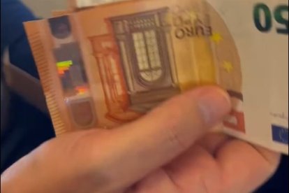 Puente muestra el dinero de dentro del sobre.