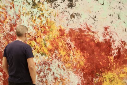 Un hombre contempla una de las obras de Carlos León
