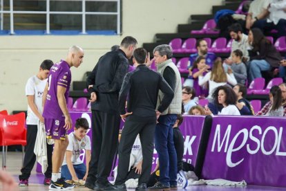 Imagen de la suspensión del último partido del UEMC Baloncesto Valladolid por las goteras de Pisuerga.