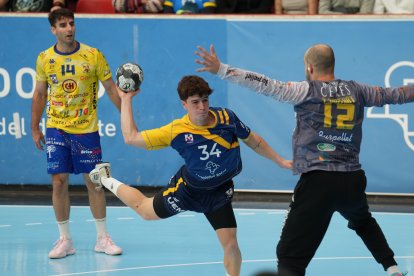 El canterano Hugo Poladura, en su debut en Asobal, anotando uno de sus dos goles.