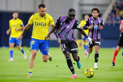 Amath es agarrado por Tabatadze cuando se dispone a tirar a puerta.