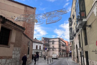 Adorno navideño de la calle San Martín de Valladolid, una vez recolocado tras haberse desplomado.